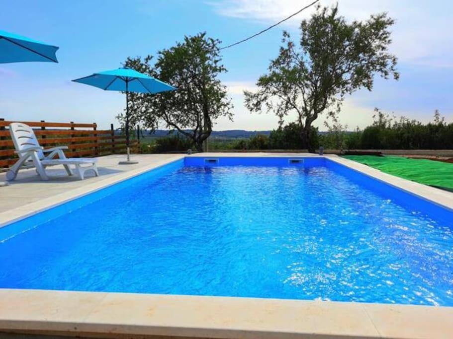 Holiday Home For 8 People, Pool + Sea View Vilanija المظهر الخارجي الصورة