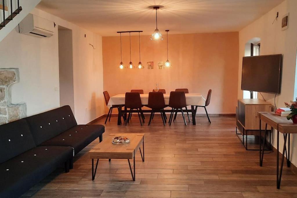 Holiday Home For 8 People, Pool + Sea View Vilanija المظهر الخارجي الصورة