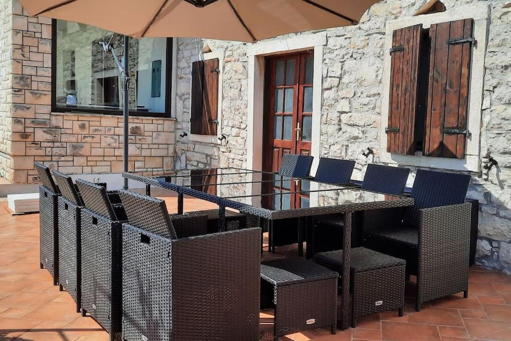Holiday Home For 8 People, Pool + Sea View Vilanija المظهر الخارجي الصورة